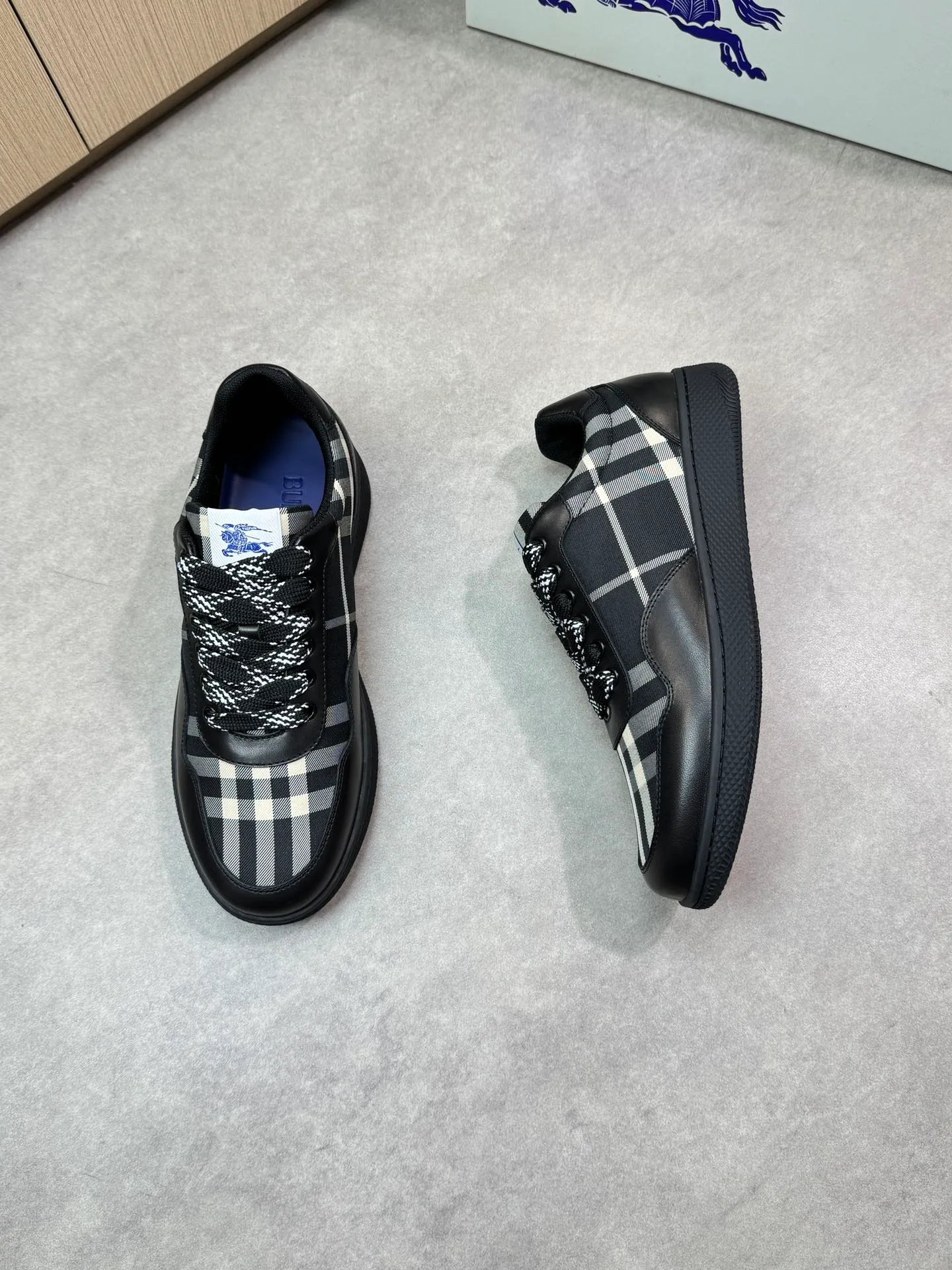 P400 [BURBERRY] Burberry casual sports sneakers - Upper: imported 🔝 Napa calfskin, brand totem cloth, tongue brand cloth label - Lining: brand canvas, foot pad; water-dyed cowhide - Outsole: ultra-light TPR rubber; two-color molded outsole - Super high quality control, fine workmanship: highlighted (high-end, luxury, grade) -Size : 38-44 (Male 45, can be customized)·BBR0372